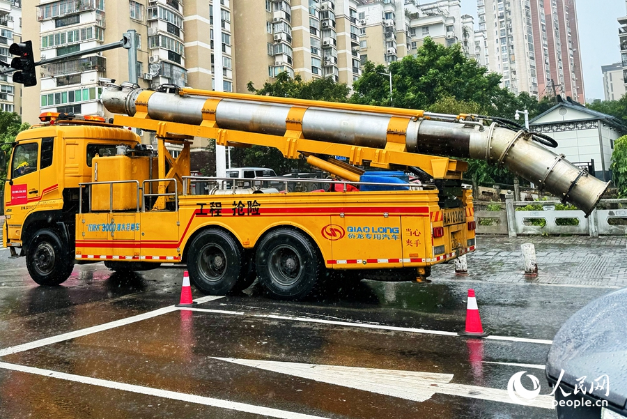 7月25日，在福州市區(qū)，一輛排水搶險(xiǎn)車正在作業(yè)。人民網(wǎng) 李唯一攝