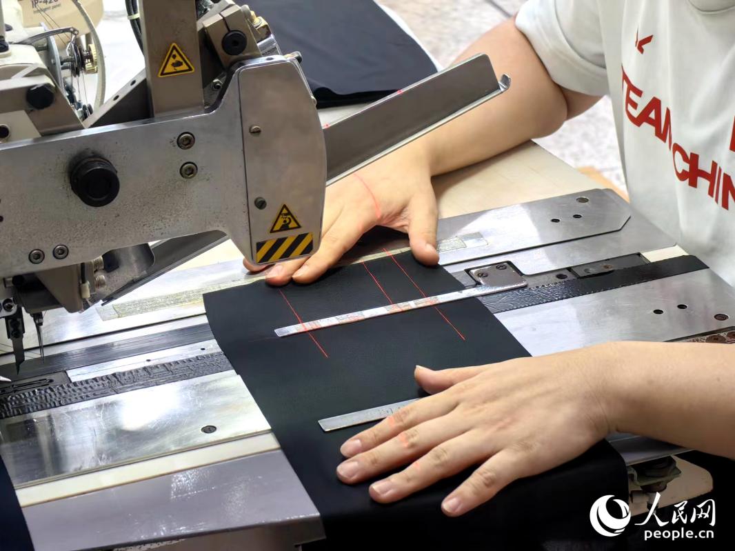 紅外線定位輔助開口袋。人民網 葉青卿攝