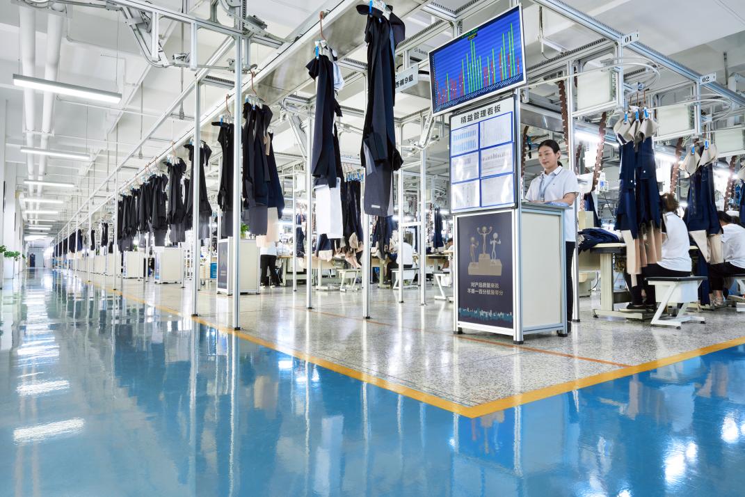 “精益管理看板”能讓組長實時掌握組員產能，及時補位、協(xié)同工作，提升全組生產質效。受訪單位供圖