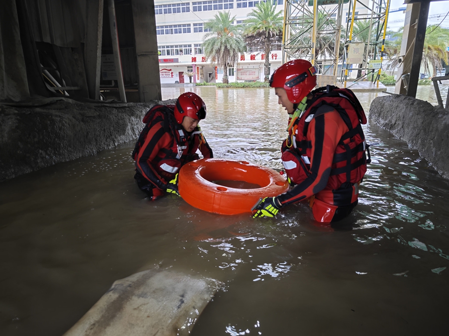 消防員架設(shè)排澇設(shè)備對廠區(qū)進行排澇。蘇長杰攝