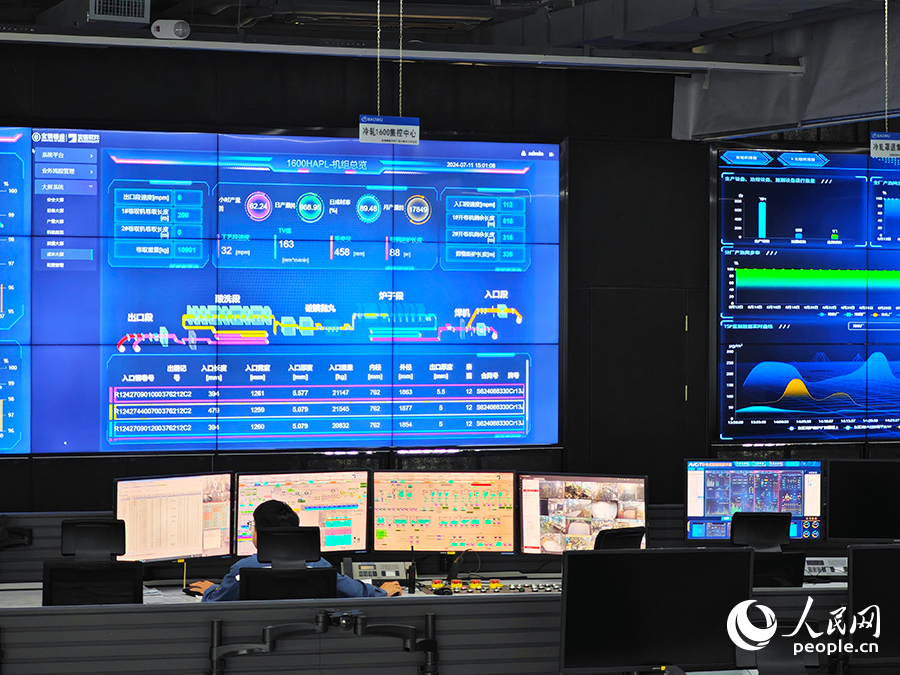 寶鋼德盛智慧運(yùn)營(yíng)中心一角，一名工作人員密切注視著面前的顯示屏。人民網(wǎng) 黃東儀攝