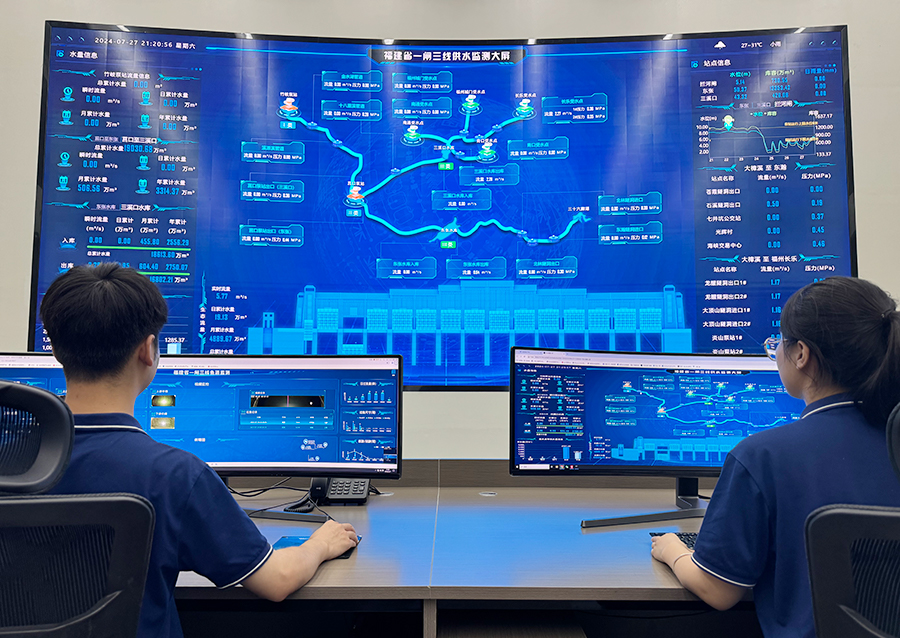 “一閘三線”工程監(jiān)測(cè)大屏前，工作人員正在辦公。受訪者供圖