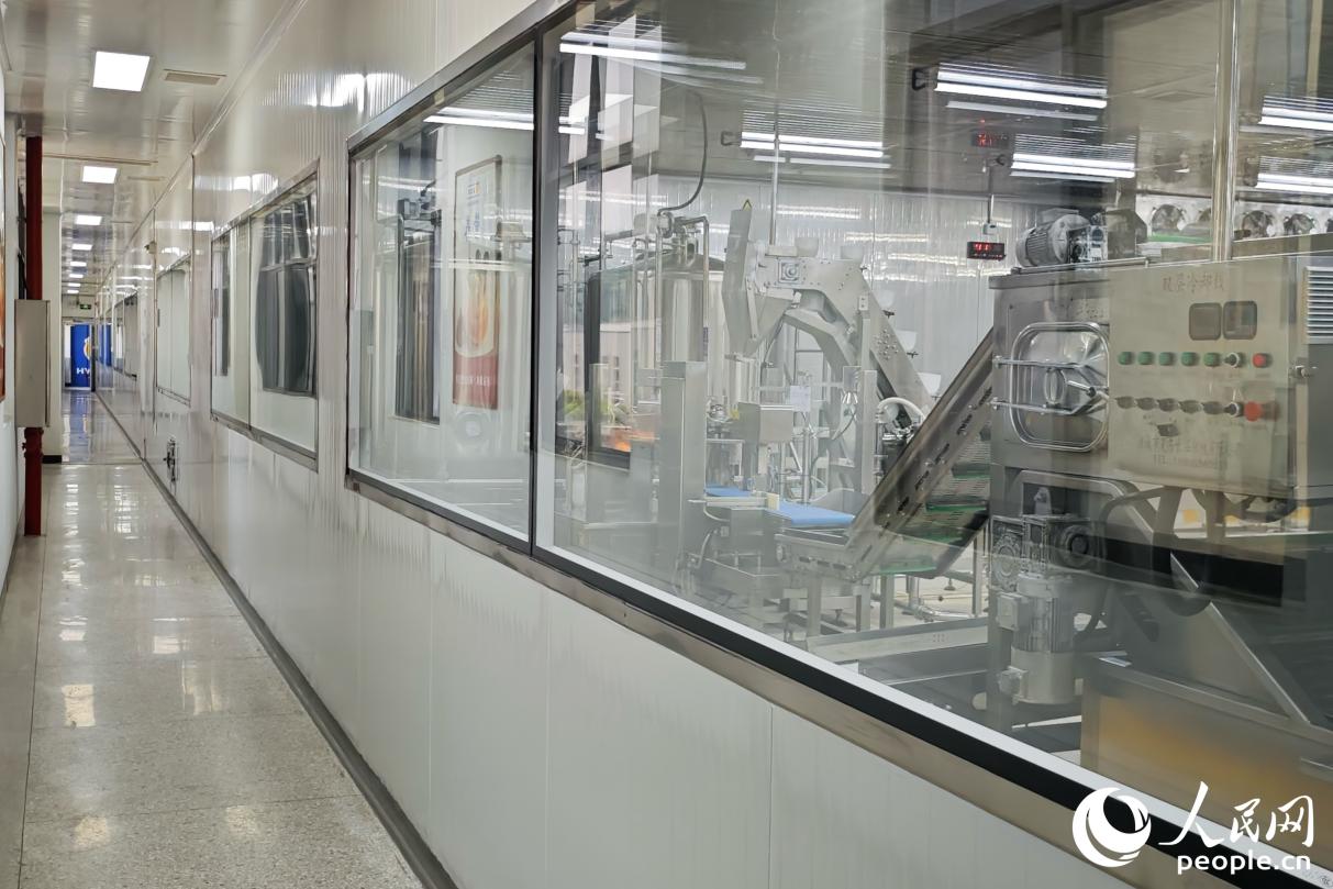 福建海文銘海洋科技發(fā)展有限公司的標(biāo)準(zhǔn)化冷凍佛跳墻生產(chǎn)線。人民網(wǎng) 黃東儀攝