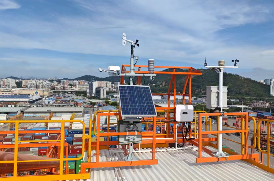 30日，福建首座碼頭橋吊自動(dòng)氣象站在廈門港海天碼頭建成投用。廈門港口管理局供圖