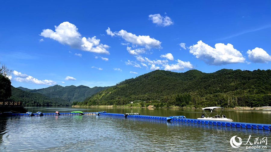 金溪河畔擺放著數(shù)艘皮劃艇。人民網(wǎng) 謝星宇攝