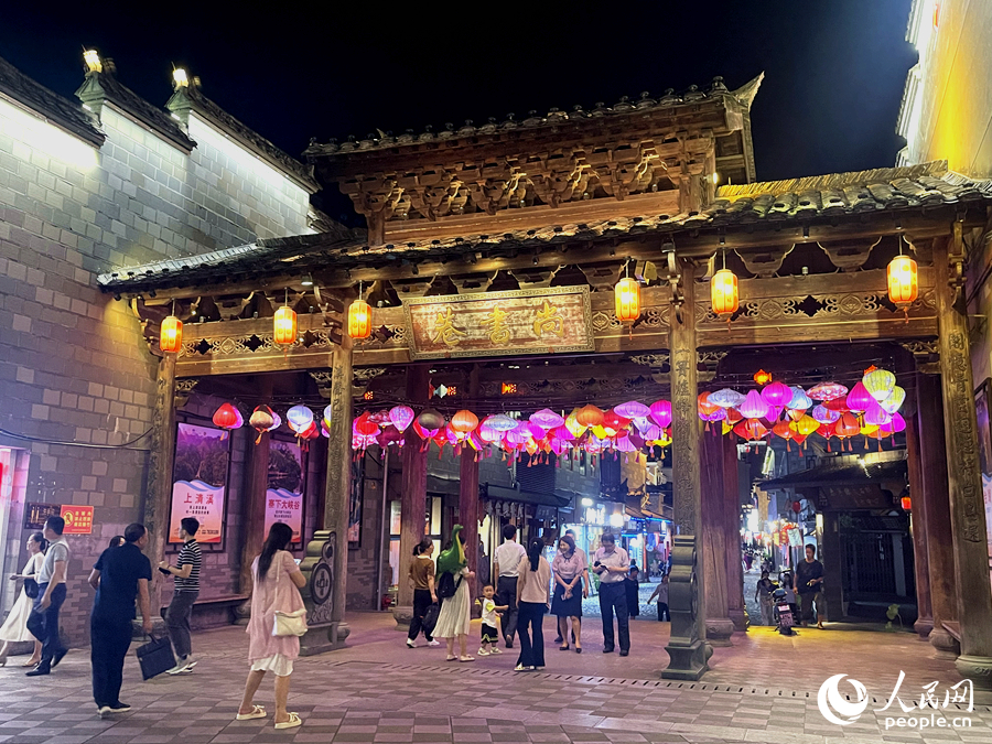 古風(fēng)滿(mǎn)滿(mǎn)的“煙火宋潮小吃街”，也被稱(chēng)為泰寧“晚茶一條街”。人民網(wǎng) 謝星宇攝