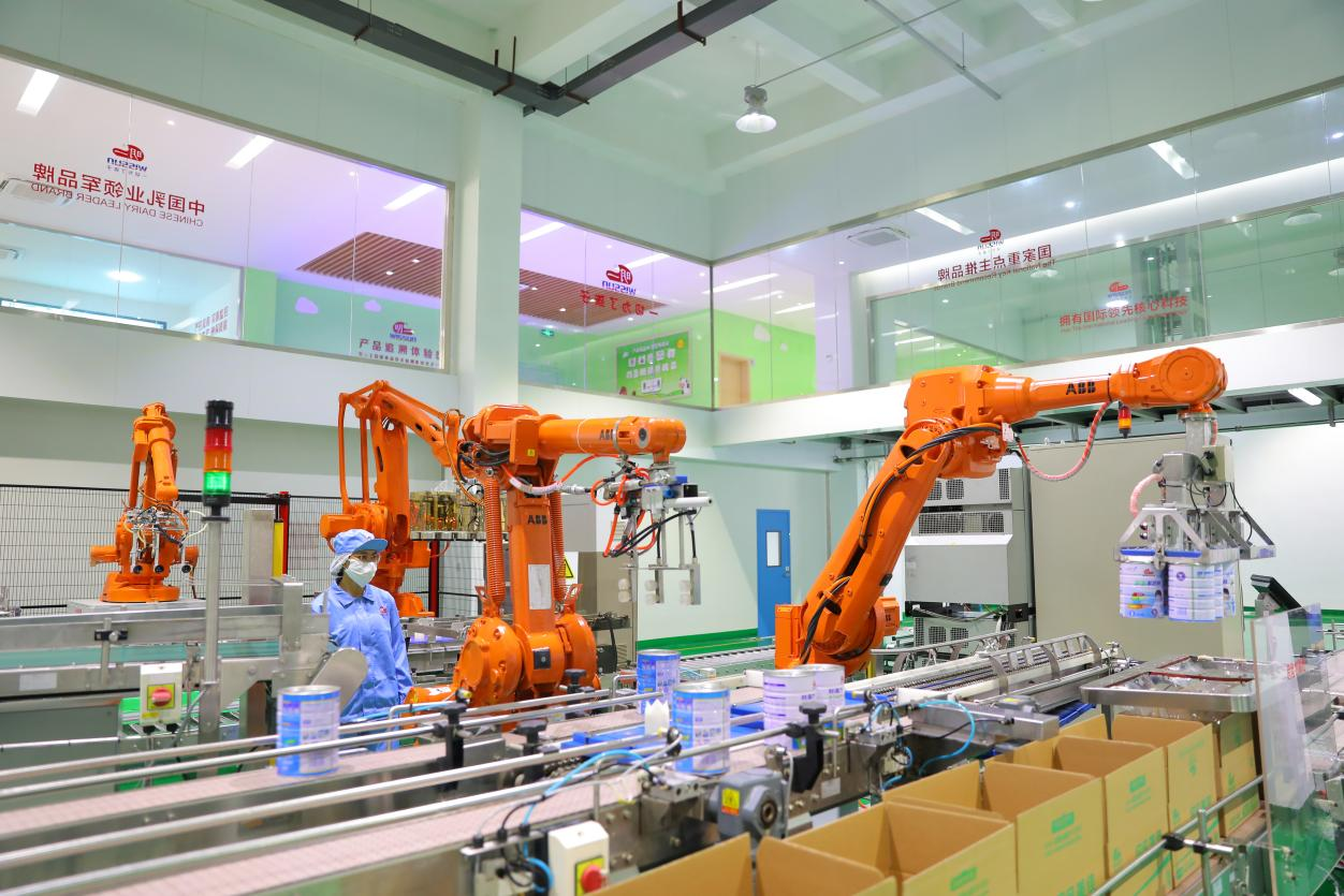 明一國(guó)際生產(chǎn)車間內(nèi)，工人正在包裝線上巡檢。肖開涯攝