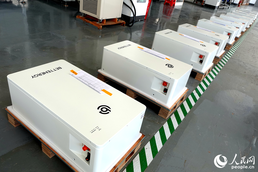 寧化時(shí)代14度電規(guī)格的儲(chǔ)能鋰電池，充電10分鐘即可儲(chǔ)滿。人民網(wǎng) 謝星宇攝