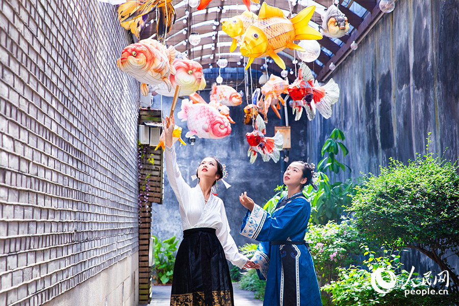 “三把刀”造型成為福州三坊七巷街頭的亮眼風(fēng)景。人民網(wǎng)記者 焦艷攝