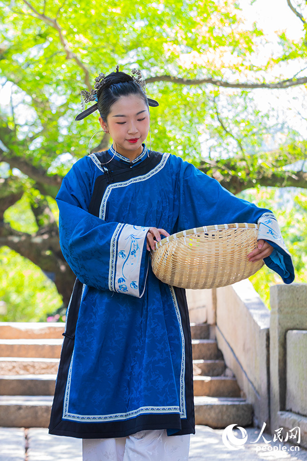 04 漢服妝造師黃秋輝及其團隊成功復(fù)刻了“三把刀”造型。人民網(wǎng)記者 焦艷攝