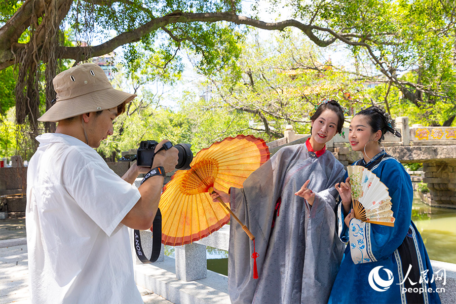 06“三把刀”造型吸引了眾多拍客。人民網(wǎng)記者 焦艷攝