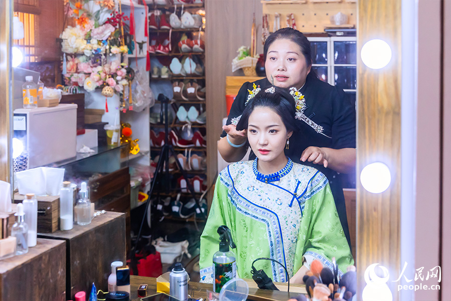 漢服妝造師黃秋輝正進行“三把刀”妝造。人民網(wǎng)記者 焦艷攝