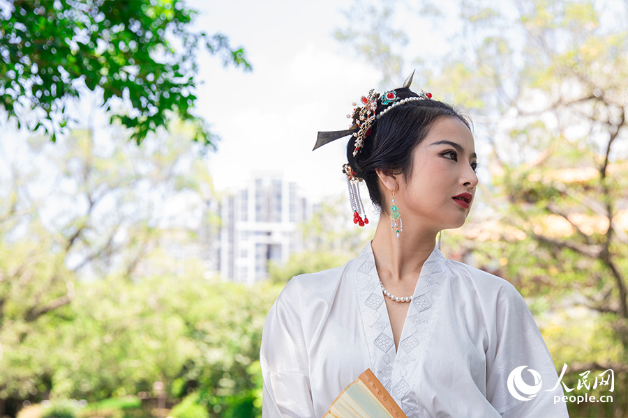 黃秋輝團隊在妝造上增加了更多顏色艷麗的頭飾。人民網(wǎng)記者 焦艷攝