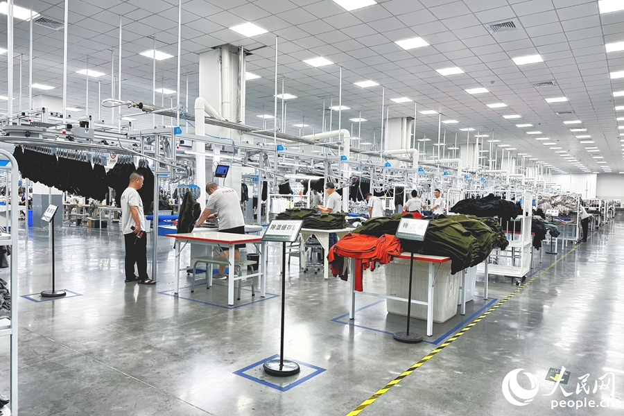 在六融工業(yè)垂直一體化智能工廠里，生產(chǎn)線全力運轉(zhuǎn)，工人在生產(chǎn)線上各司其職。人民網(wǎng) 李唯一攝