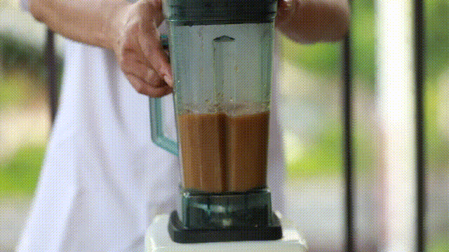 放入破壁機(jī)攪碎。