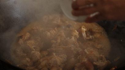 收汁的過(guò)程中加水防止粘鍋。