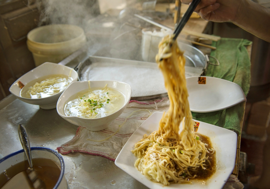 一碗碗熱氣騰騰的拌面，花生醬香氣撲鼻。鄭思紅攝