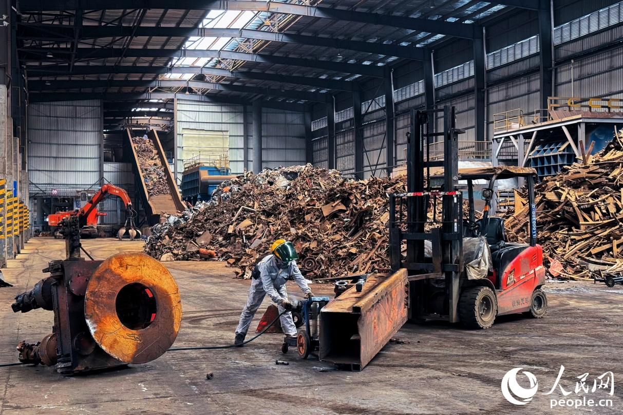 廢鋼鐵加工現(xiàn)場。人民網(wǎng) 李唯一攝