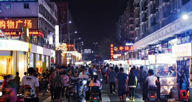 夜市煙火氣濃。