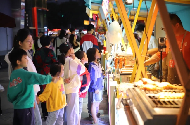 夜市煙火氣濃。
