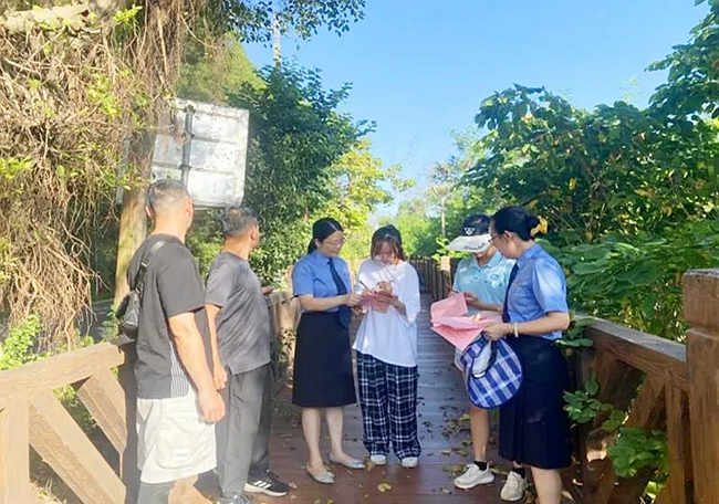 現(xiàn)場向群眾了解情況。