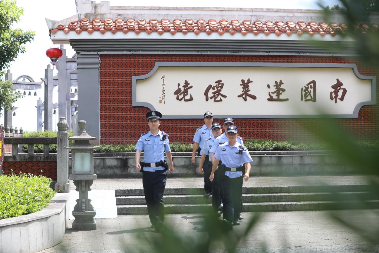 安溪縣公安局民警在清水巖景區(qū)巡邏。安溪縣公安局供圖
