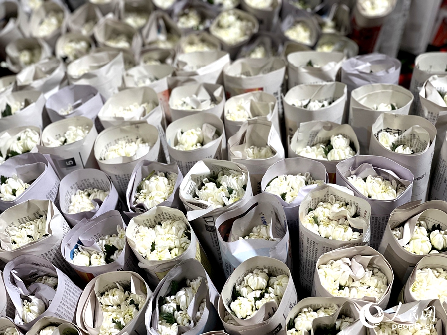 一束束包裝好的鮮切花。人民網(wǎng)記者 陳藍(lán)燕攝