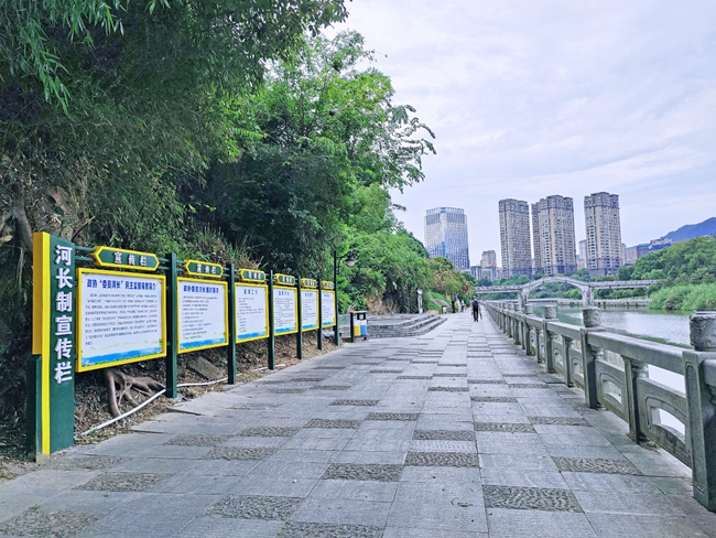 河長(zhǎng)制宣傳欄。王琨攝