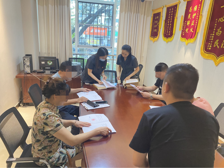 向涉訴零售商普及經(jīng)營(yíng)過(guò)程中知識(shí)產(chǎn)權(quán)侵權(quán)預(yù)防知識(shí)。海滄法院供圖