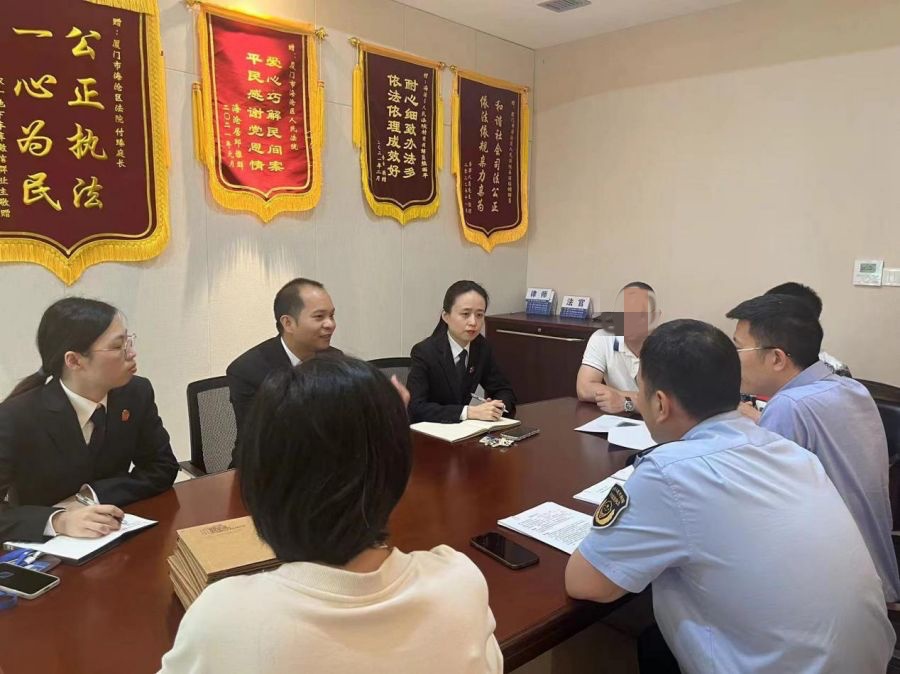 與涉案企業(yè)開(kāi)展溝通交流座談。海滄法院供圖