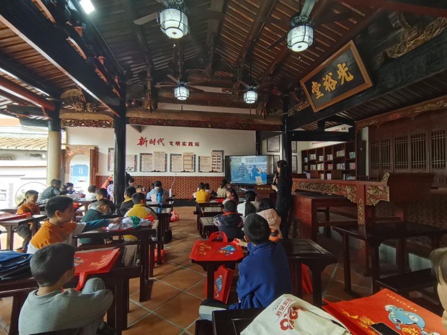 深入社區(qū)、鄉(xiāng)村為未成年人普法。海滄法院供圖