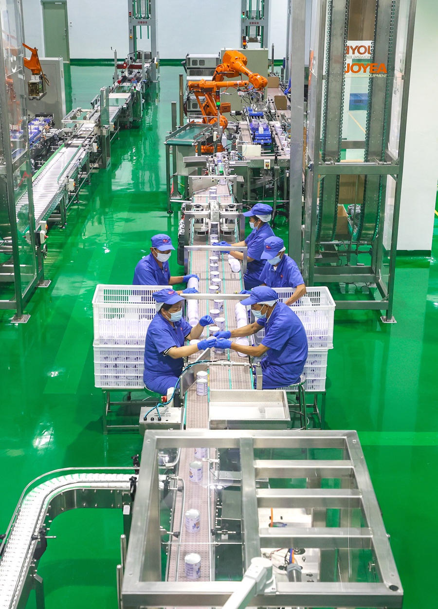 奶粉自動(dòng)化生產(chǎn)線。陳震攝