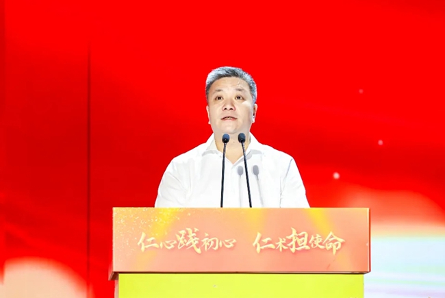 廈門(mén)市政府辦公廳副主任柯斌偉致辭。