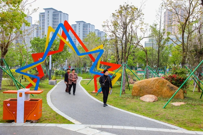 市民在街頭公園散步。