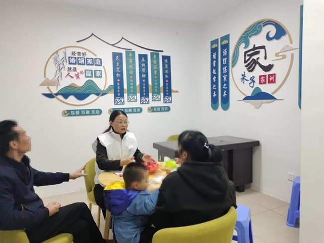 “蒲公英”普法志愿者巧用《朱子家訓(xùn)》調(diào)解婚姻家庭糾紛。