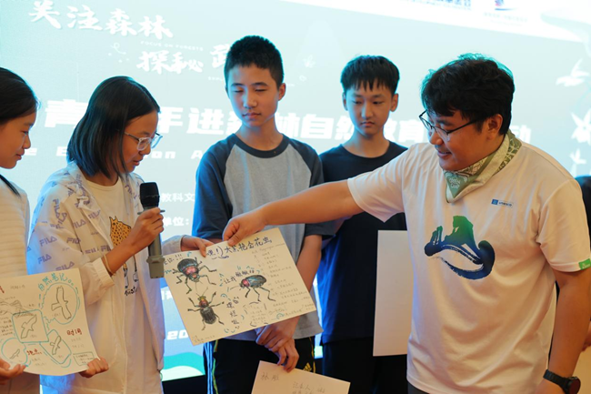 同學(xué)們展示自己繪制的“自然筆記”。