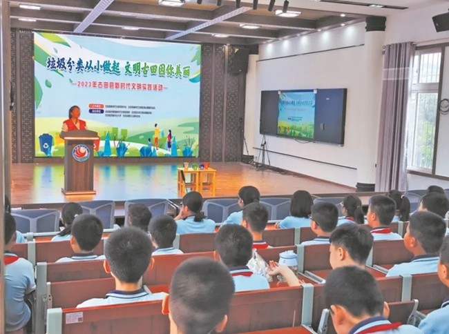 古田縣愛心公益聯(lián)合會志愿者在鳳都鎮(zhèn)中心小學(xué)開展“垃圾分類從小做起 文明古田因你美麗”垃圾分類進(jìn)校園活動。古田縣融媒體中心供圖