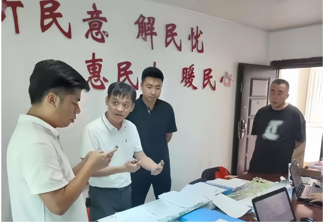 林洪劍指導(dǎo)農(nóng)村生活污水治理工作。福清市委組織部供圖