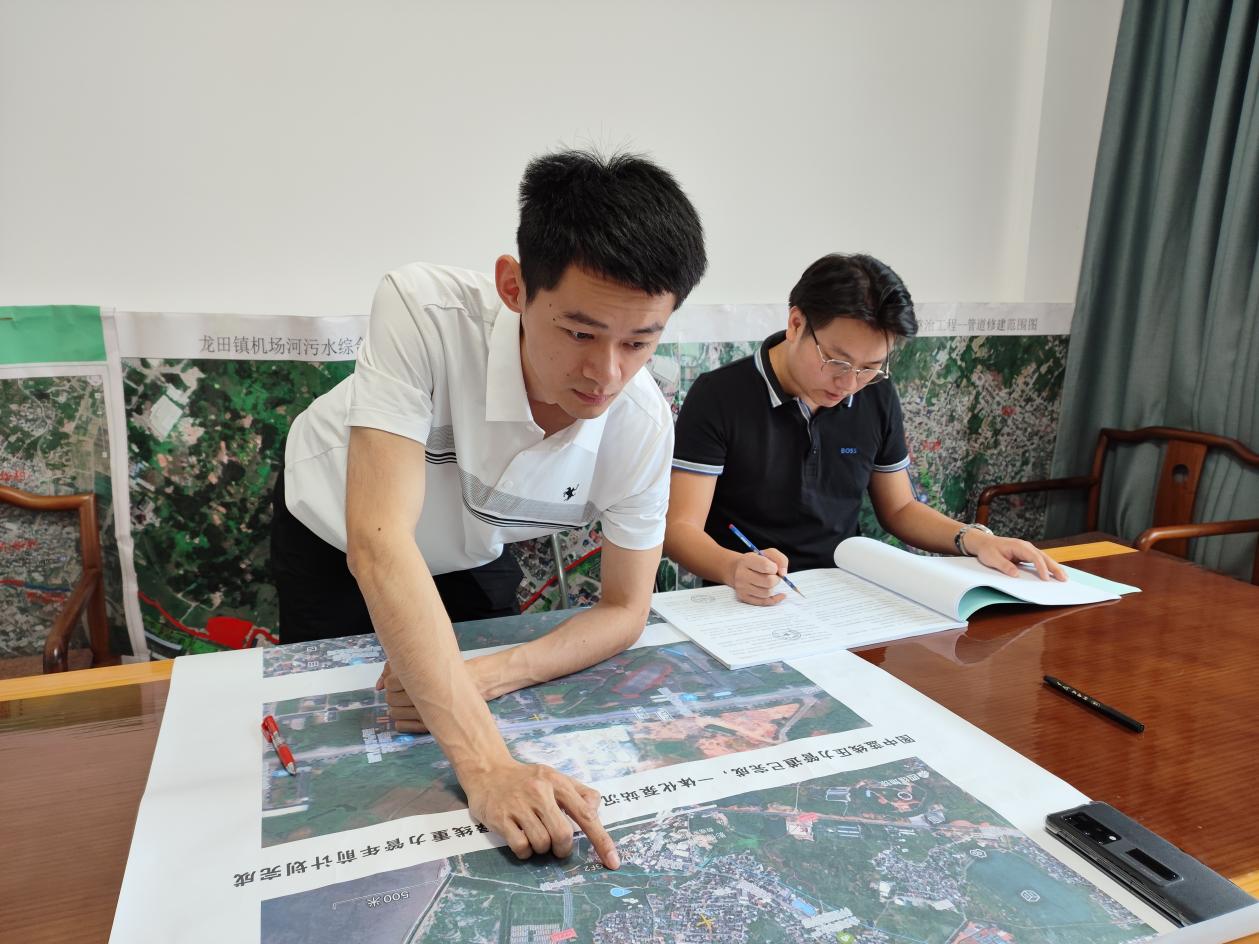 陳潮宇研究河道治理施工方案。福清市委組織部供圖