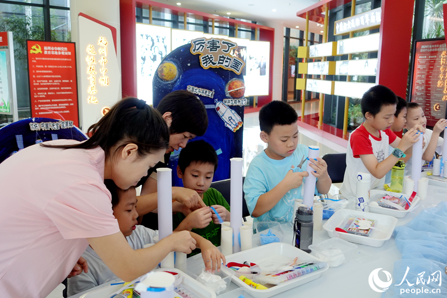 孩子們和“福愛媽媽”在游戲互動中拉近了距離。人民網(wǎng) 謝星宇攝