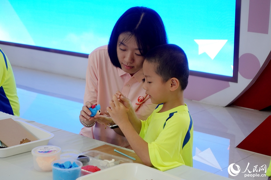 孩子們和“福愛媽媽”在游戲互動中拉近了距離。人民網(wǎng) 謝星宇攝