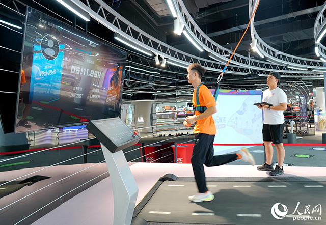 廈門的特步環(huán)東跑步俱樂部，跑者在“超級跑道”項目中體驗挑戰(zhàn)冠軍速度。人民網記者 蘭志飛攝