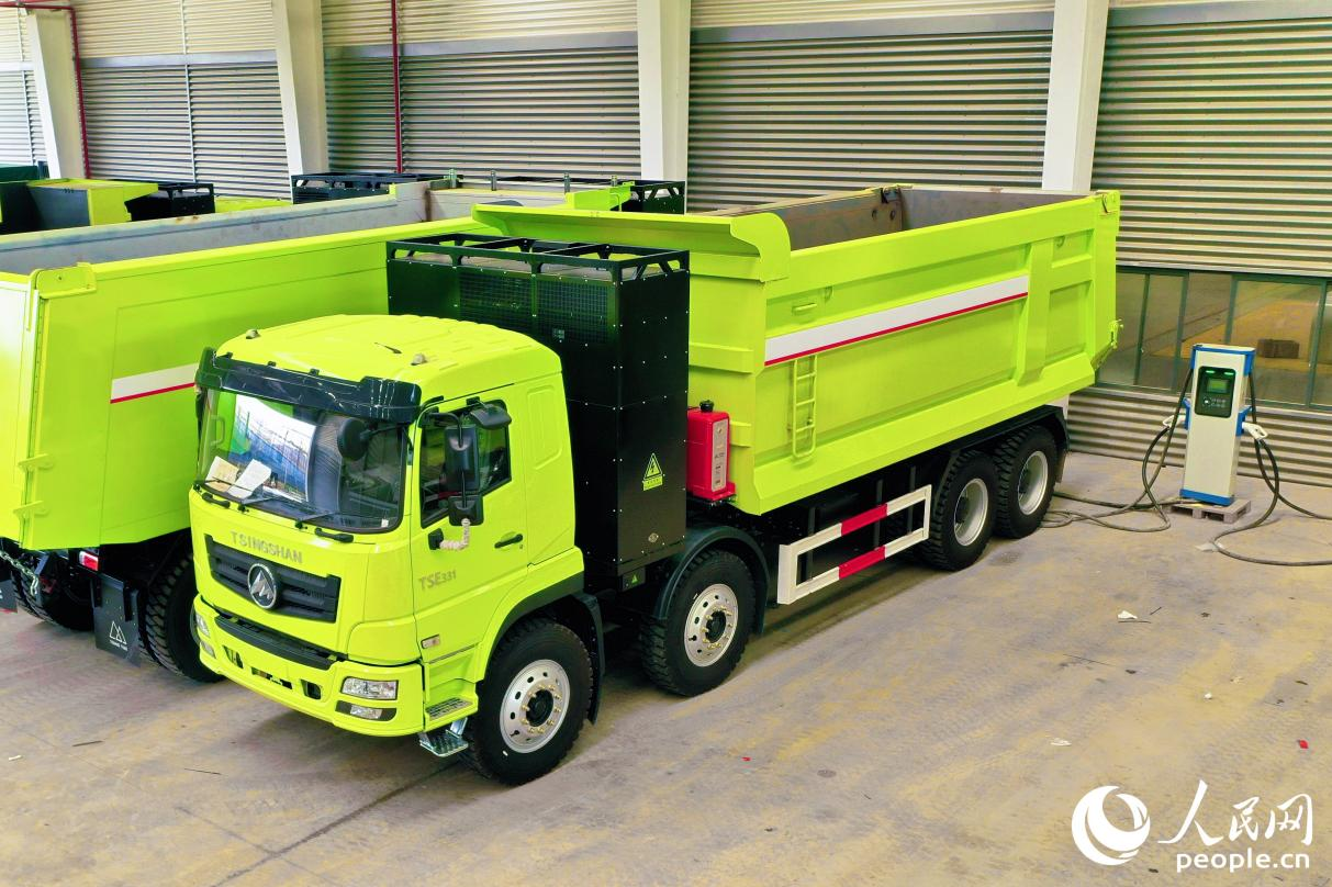 一輛總裝完畢的新能源礦卡正在充電。人民網(wǎng) 李唯一攝