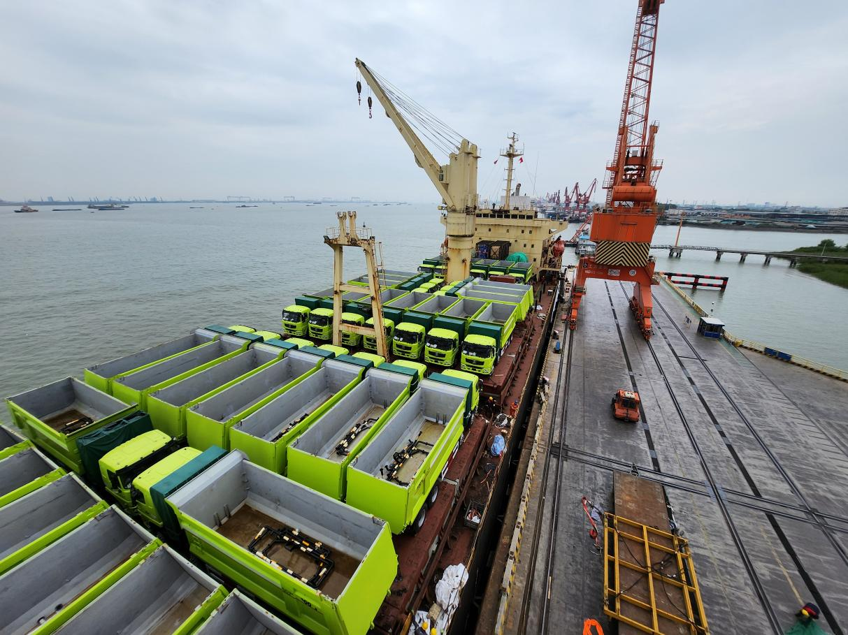 新能源礦卡裝船出海。福建青拓重工有限公司供圖