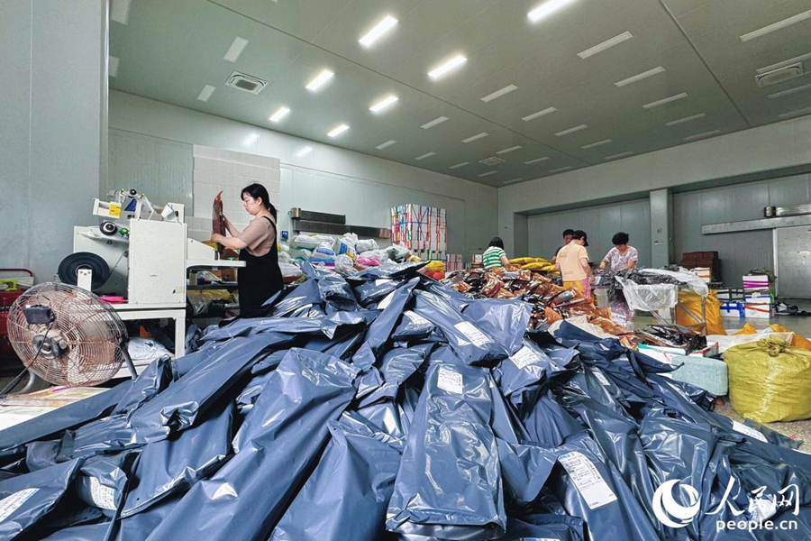 海帶訂單包裝成堆、供不應(yīng)求。人民網(wǎng) 李唯一攝