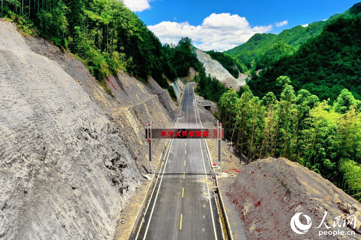 “天塹”之間，新修起寬闊平整的公路。今后，從臨縣周寧到壽寧有了近道。人民網(wǎng) 李唯一攝