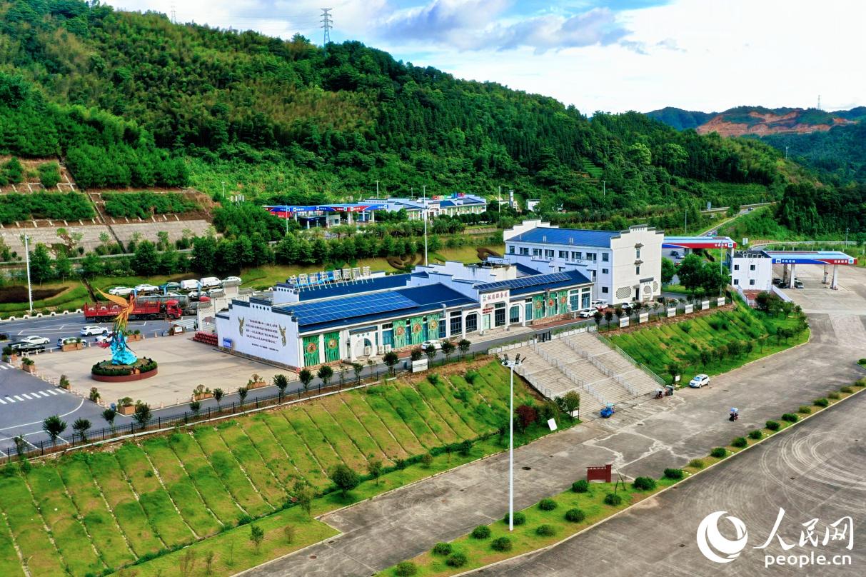 林厝服務(wù)區(qū)是全國首個(gè)沉浸式畬族風(fēng)情主題服務(wù)區(qū)。人民網(wǎng) 李唯一攝