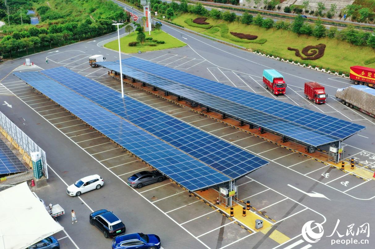 光伏停車位的太陽能板可為服務(wù)區(qū)供電。人民網(wǎng) 李唯一攝