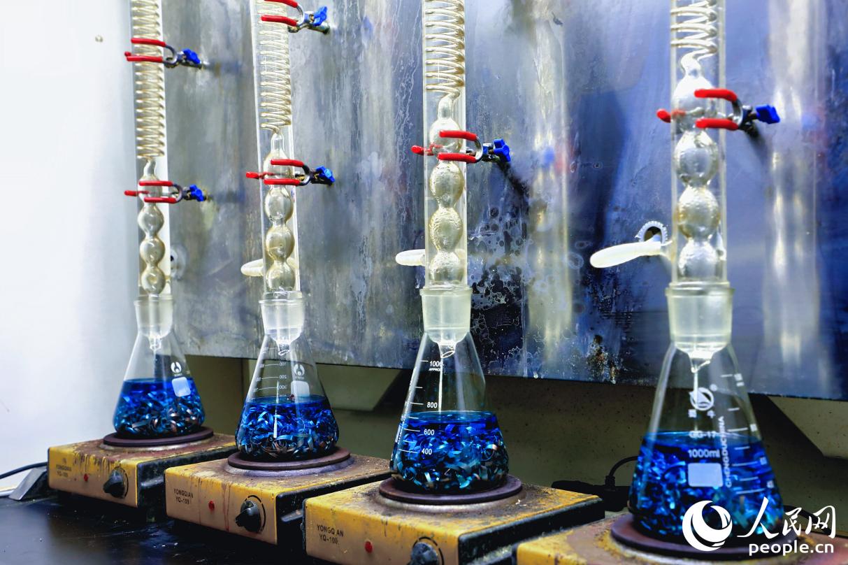 腐蝕試驗(yàn)室內(nèi)正通過硫酸進(jìn)行鋼管抗腐蝕試驗(yàn)。人民網(wǎng) 李唯一攝