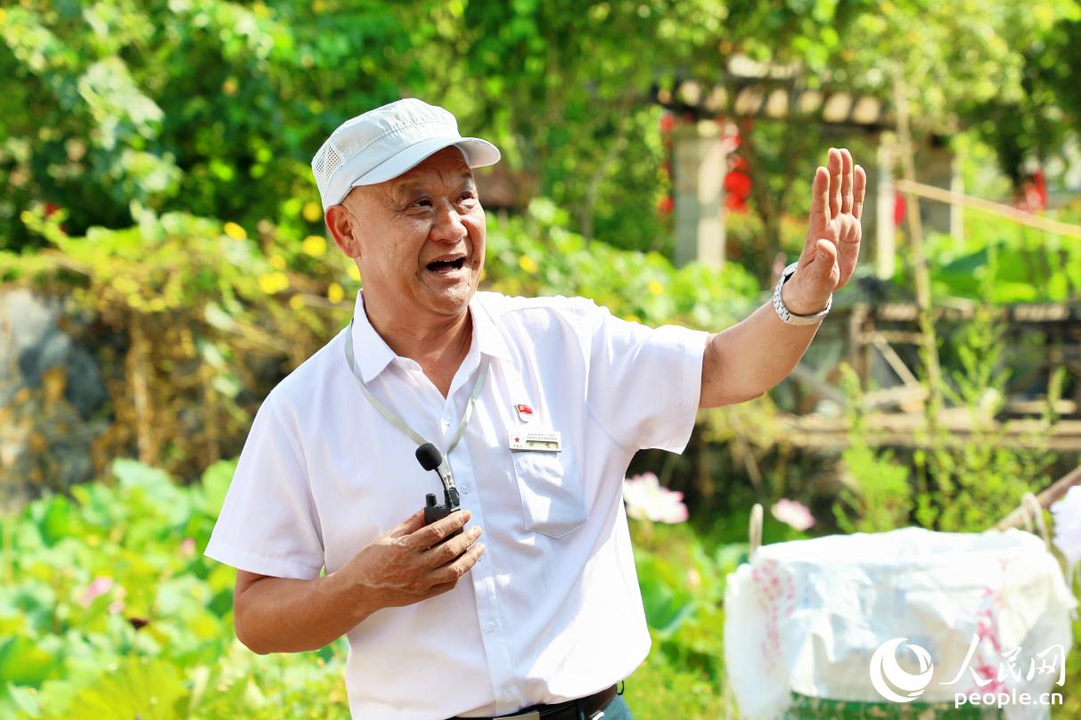 紅色文化講解員、紅軍后代鐘鳴有6位親人都是紅軍烈士，感念先輩犧牲的他，在家鄉(xiāng)義務(wù)講解紅色文化已有40年。人民網(wǎng) 李唯一攝